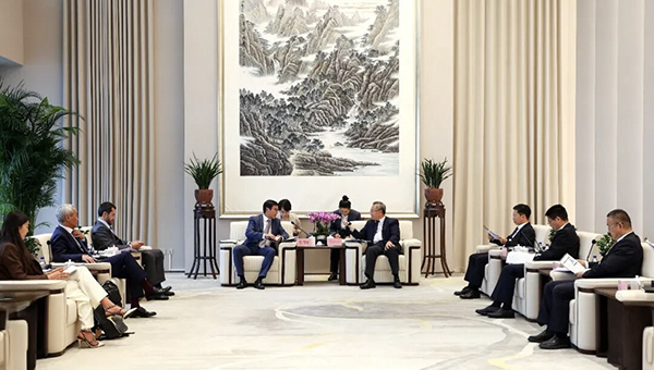 欧博、徐鸿会见哈萨克斯坦SK基金首席财务官、哈国铁集团董事长艾达尔·雷斯库洛夫