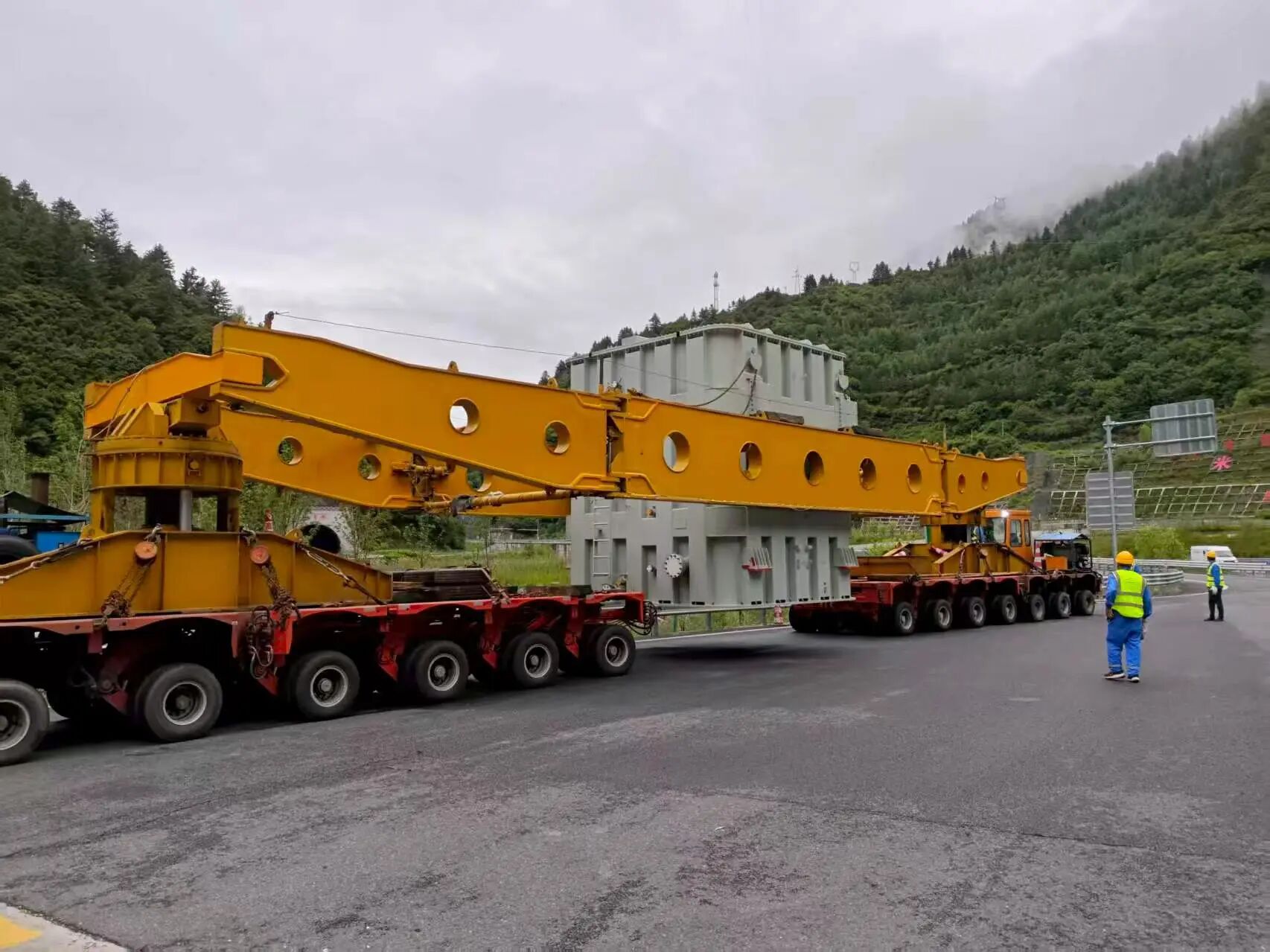 欧博护送“大国重器”上高原