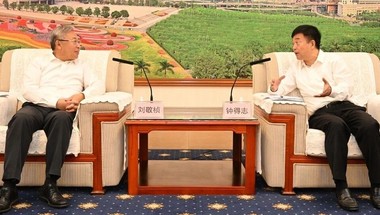 欧博与南宁市委副书记、代市长钟得志座谈交流